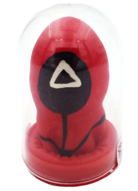 Rotes silikon squid game doll kondom mit schwarzem rundem gesicht und weißem dreieck emblem in schutzkuppel
