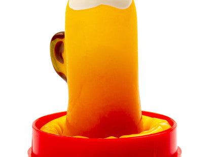 Ein transparent gelber plastikbierkrug mit weißem schaum und braunem griff auf rotem rundem sockel für condomerie handbemalte kondome