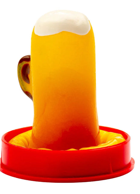 Ein transparent gelber plastikbierkrug mit weißem schaum und braunem griff auf rotem rundem sockel für condomerie handbemalte kondome