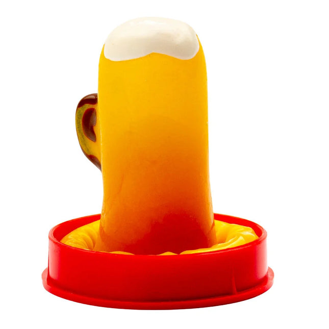 Ein transparent gelber plastikbierkrug mit weißem schaum und braunem griff auf rotem rundem sockel für condomerie handbemalte kondome
