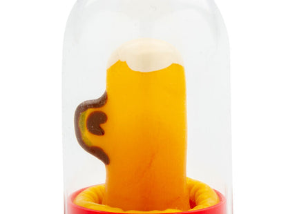 Ein gelber radiergummi in form eines bierkrugs mit braunem griff und weißem schaum in einer glasglocke auf rotem sockel