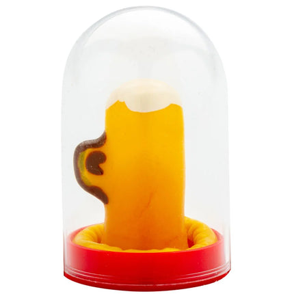 Ein gelber radiergummi in form eines bierkrugs mit braunem griff und weißem schaum in einer glasglocke auf rotem sockel