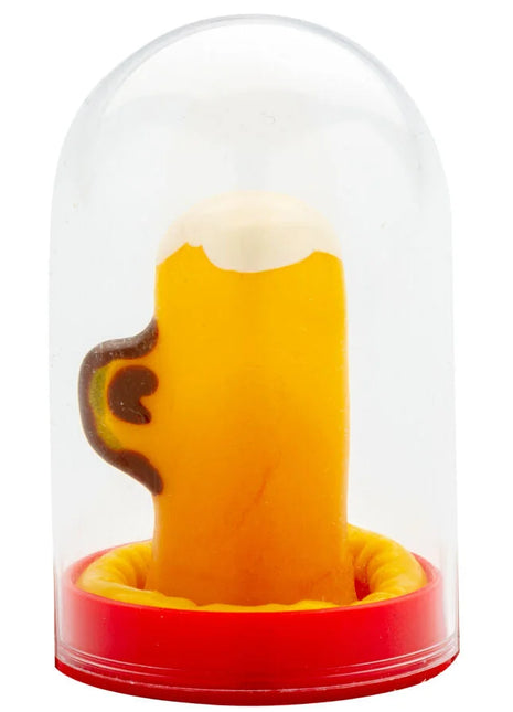 Ein gelber radiergummi in form eines bierkrugs mit braunem griff und weißem schaum in einer glasglocke auf rotem sockel
