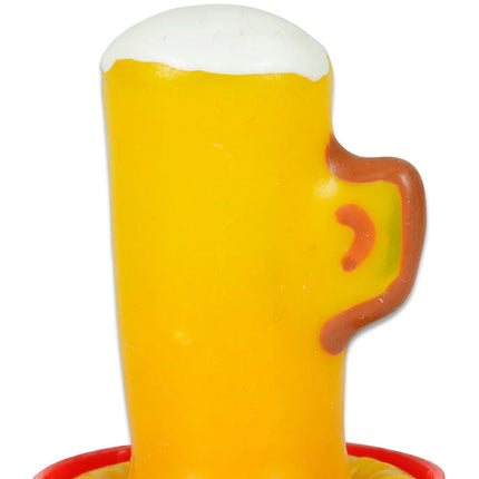 Yellow plastik spielzeug bierkrug mit weißem schaum und braunem griff aus condomerie handbemalte neuheitskondome