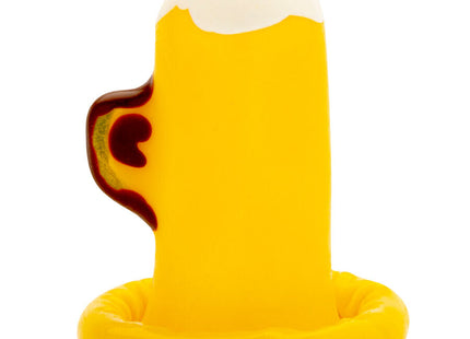 Gelber silikon bierkrug-kondom mit weißem schaum und braunem griff detail von condomerie
