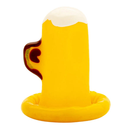 Gelber silikon bierkrug-kondom mit weißem schaum und braunem griff detail von condomerie