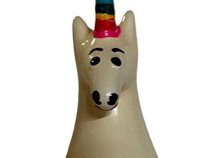 Creamfarbene keramik einhornfigur mit regenbogenfarbenem horn und schwarzen gesichtsmerkmalen von condomerie