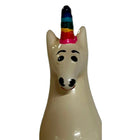 Creamfarbene keramik einhornfigur mit regenbogenfarbenem horn und schwarzen gesichtsmerkmalen von condomerie