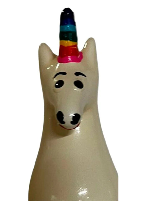 Creamfarbene keramik einhornfigur mit regenbogenfarbenem horn und schwarzen gesichtsmerkmalen von condomerie