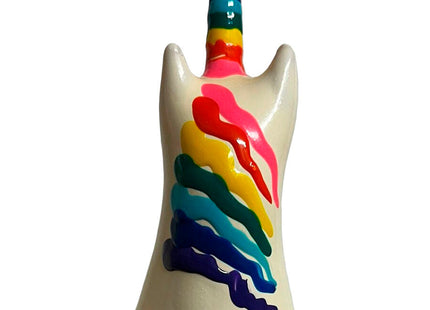 Glänzende weiße keramik-einhornfigur mit regenbogenfarbigem horn und mehrfarbigen farbstreifen auf dem rücken