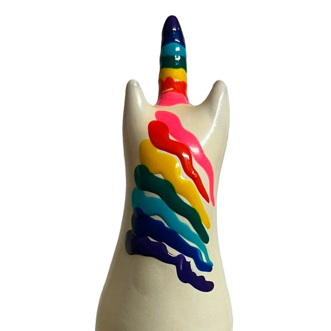 Glänzende weiße keramik-einhornfigur mit regenbogenfarbigem horn und mehrfarbigen farbstreifen auf dem rücken