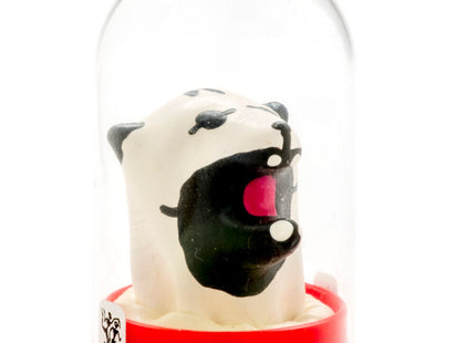 Weißer und schwarzer cartoon eisbär mit rosa zunge in klarer glaskuppel auf rotem kunststoffsockel aus condomerie handbemalt