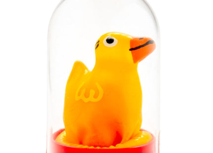 Ein leuchtend gelber gummiente kondomfigur in einer klaren glaskuppel mit rotem sockel von condomerie