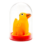 Ein leuchtend gelber gummiente kondomfigur in einer klaren glaskuppel mit rotem sockel von condomerie