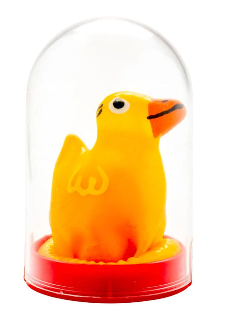 Ein leuchtend gelber gummiente kondomfigur in einer klaren glaskuppel mit rotem sockel von condomerie