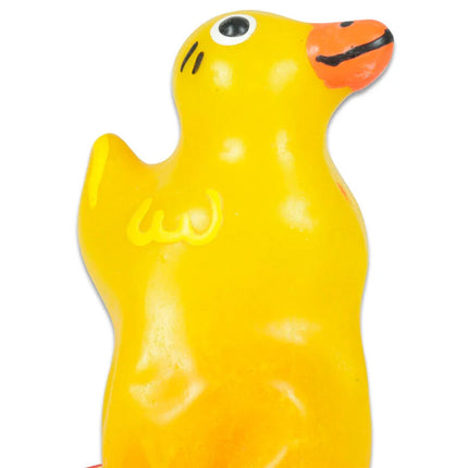 Ein leuchtend gelber gummienten kondom mit orangefarbenem schnabel und schwarz dargestellten augen von condomerie