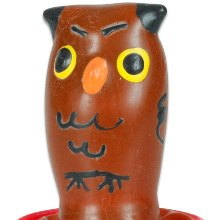 Braune keramik eulenfigur mit schwarzen ohren gelb gerahmten augen oranger nase und stilisiertem schwarzen gesicht condomerie handbemalte neuheitskondome eule