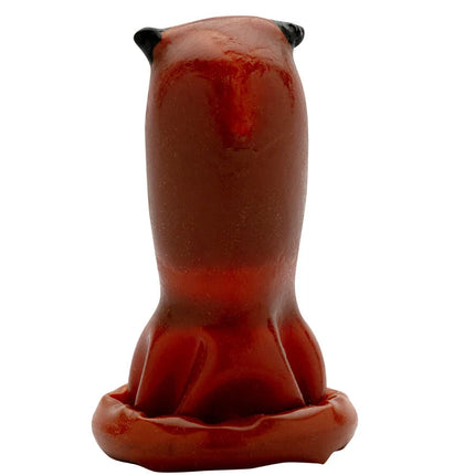 Roter keramik-eulenfigur kondomerie mit schwarz gespitzen ohren und glänzender oberfläche handbemalt