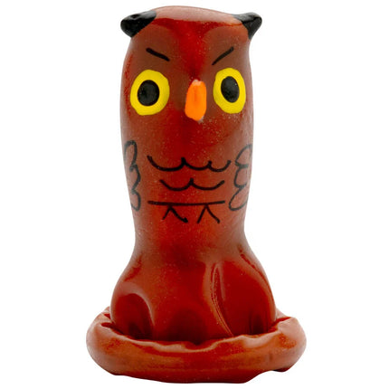 Roter keramik eulenfigur mit schwarzspitzen ohren gelben augen und orangenem schnabel von condomerie