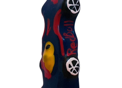 Ein handbemaltes kondom in f1 red bull xl design mit glänzendem dunkelblauem body und roten sowie gelben akzenten