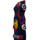 Ein handbemaltes kondom in f1 red bull xl design mit glänzendem dunkelblauem body und roten sowie gelben akzenten