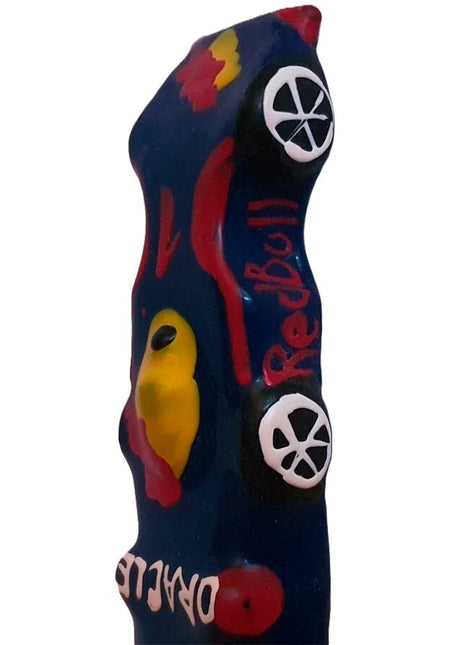 Ein handbemaltes kondom in f1 red bull xl design mit glänzendem dunkelblauem body und roten sowie gelben akzenten