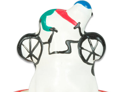 Weiße keramikfigur eines radfahrers mit rot grün blauem trikot und schwarzem fahrraddetail aus handbemalten kondomen