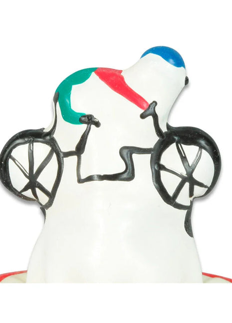 Weiße keramikfigur eines radfahrers mit rot grün blauem trikot und schwarzem fahrraddetail aus handbemalten kondomen