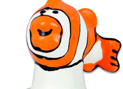 Eine fröhliche orange-weiße clownfisch-figur aus kondom mit schwarzen augenumrissen und lächelndem mund