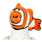 Eine fröhliche orange-weiße clownfisch-figur aus kondom mit schwarzen augenumrissen und lächelndem mund
