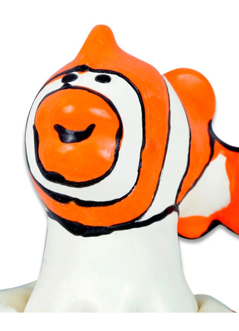 Eine fröhliche orange-weiße clownfisch-figur aus kondom mit schwarzen augenumrissen und lächelndem mund