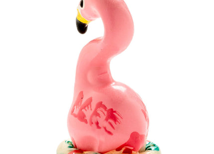Handbemalte kondomflamingo figur pink mit gelb schwarzem schnabel auf dekorativem sockel von condomerie