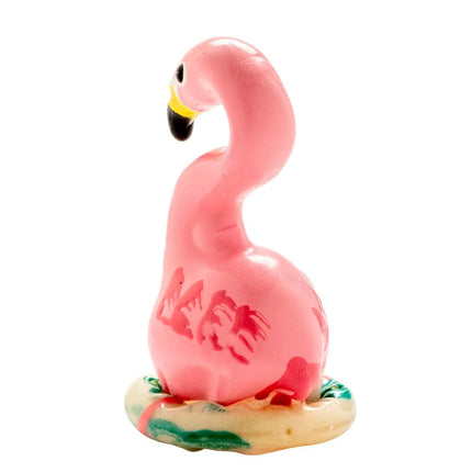 Handbemalte kondomflamingo figur pink mit gelb schwarzem schnabel auf dekorativem sockel von condomerie
