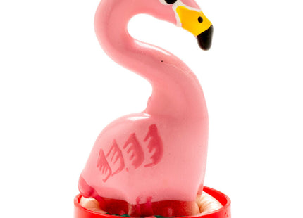 Pink flamingo handbemalter kondom mit gelbem schnabel und schwarzer spitze auf rotem plastiksockel