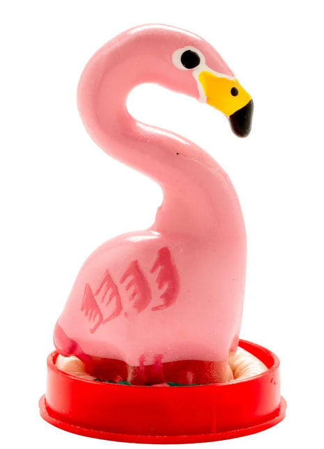 Pink flamingo handbemalter kondom mit gelbem schnabel und schwarzer spitze auf rotem plastiksockel