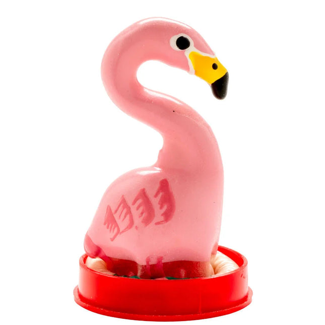 Pink flamingo handbemalter kondom mit gelbem schnabel und schwarzer spitze auf rotem plastiksockel