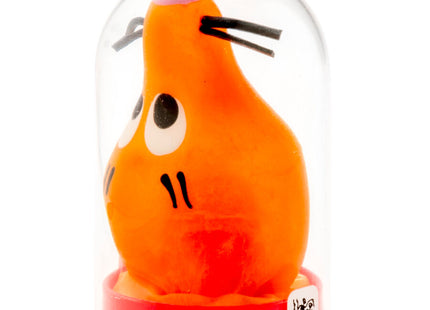 Orange birnenförmiges plushspielzeug mit schwarzen augen sitzt unter glaskuppel auf rotem kunststoffsockel bei condomerie handbemalte neuheitskondome fox glued