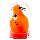Orange birnenförmiges plushspielzeug mit schwarzen augen sitzt unter glaskuppel auf rotem kunststoffsockel bei condomerie handbemalte neuheitskondome fox glued