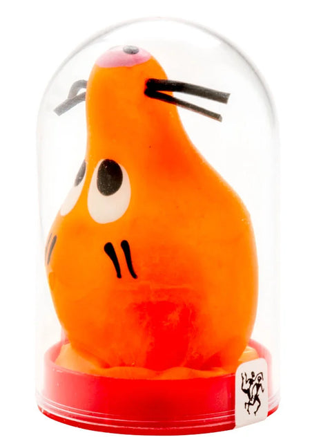 Orange birnenförmiges plushspielzeug mit schwarzen augen sitzt unter glaskuppel auf rotem kunststoffsockel bei condomerie handbemalte neuheitskondome fox glued
