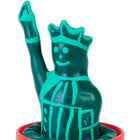 Handbemalte teal und dunkelgrüne plast figurine einer gekrönten freiheitsstatue mit erhobenem arm kondommodell