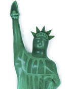Grüne plastikfigur liberty statue mit lächelndem gesicht und krone im XL modell handbemalte kondome von condomerie