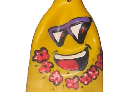 Eine sonnengelbe glossy bananenförmige figur mit cartoon-gesicht, lila sonnenbrille und pinken blumen, condomerie friki tiki xl handbemalt