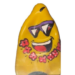 Eine sonnengelbe glossy bananenförmige figur mit cartoon-gesicht, lila sonnenbrille und pinken blumen, condomerie friki tiki xl handbemalt
