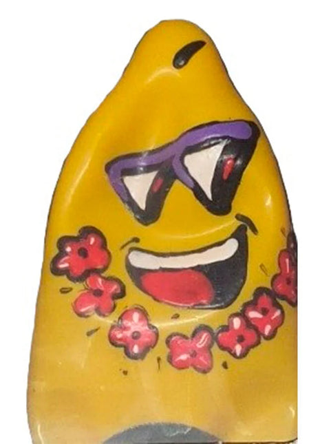 Eine sonnengelbe glossy bananenförmige figur mit cartoon-gesicht, lila sonnenbrille und pinken blumen, condomerie friki tiki xl handbemalt