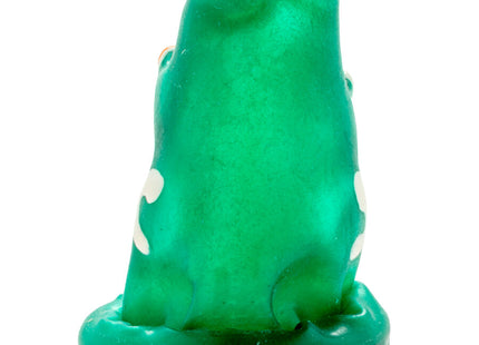 Eine transluzente grüne froschfigur aus glänzendem kunststoff mit weißen punkten als handbemaltes kondommodell