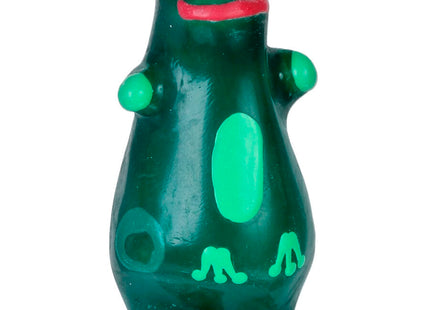 Eine glossy grüne plastikfroschfigurine mit leuchtend roten lippen und handbemalten weißen augenrändern im kondommodell xl