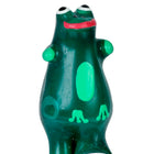 Eine glossy grüne plastikfroschfigurine mit leuchtend roten lippen und handbemalten weißen augenrändern im kondommodell xl