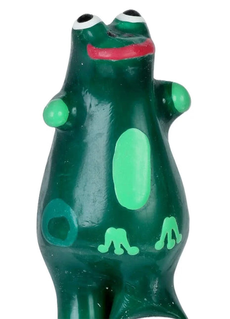 Eine glossy grüne plastikfroschfigurine mit leuchtend roten lippen und handbemalten weißen augenrändern im kondommodell xl