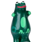Eine glossy grüne plastikfroschfigurine mit leuchtend roten lippen und handbemalten weißen augenrändern im kondommodell xl