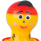 Ein fröhlicher runder plastikspielzeugfigurenkopf mit rot gelb verlaufendem gesicht für condomerie handbemalte neuheitskondome für jungen